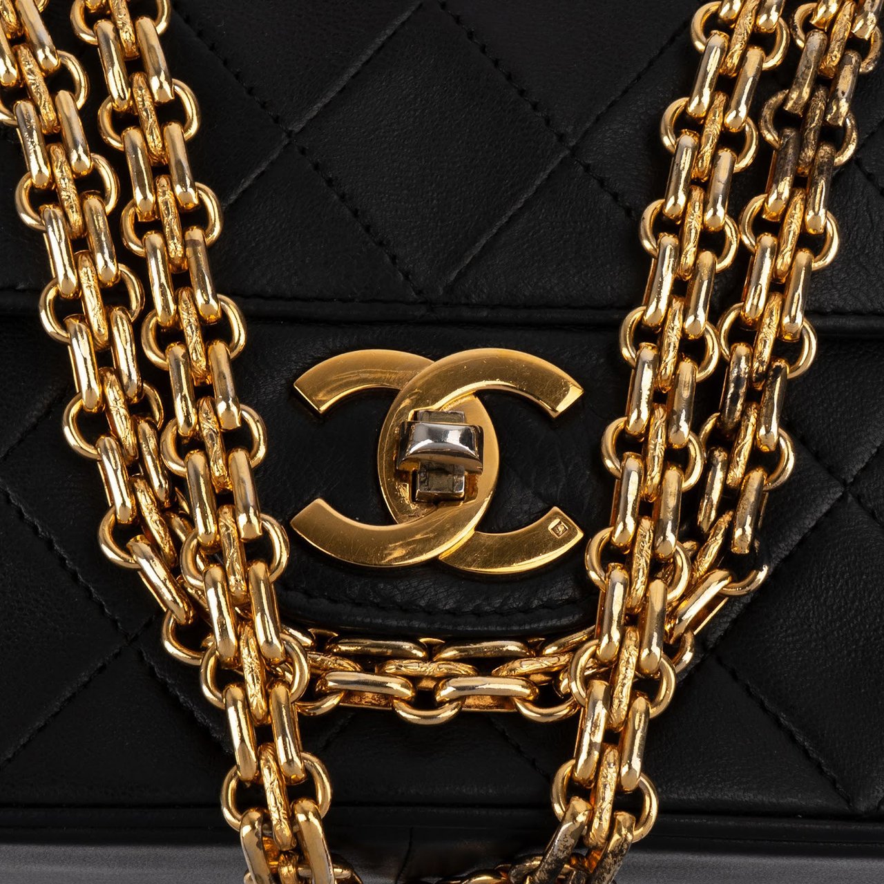 Chanel Chanel Quilted Lambskin 24K Gold Double Flap Crossbody Bag Zwart