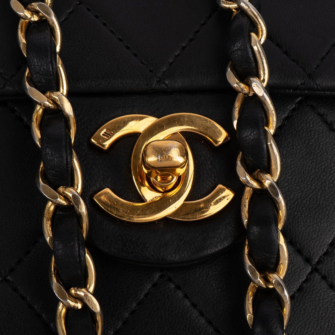 Chanel Chanel Quilted Lambskin 24K Gold Small Single Flap Crossbody Bag Zwart