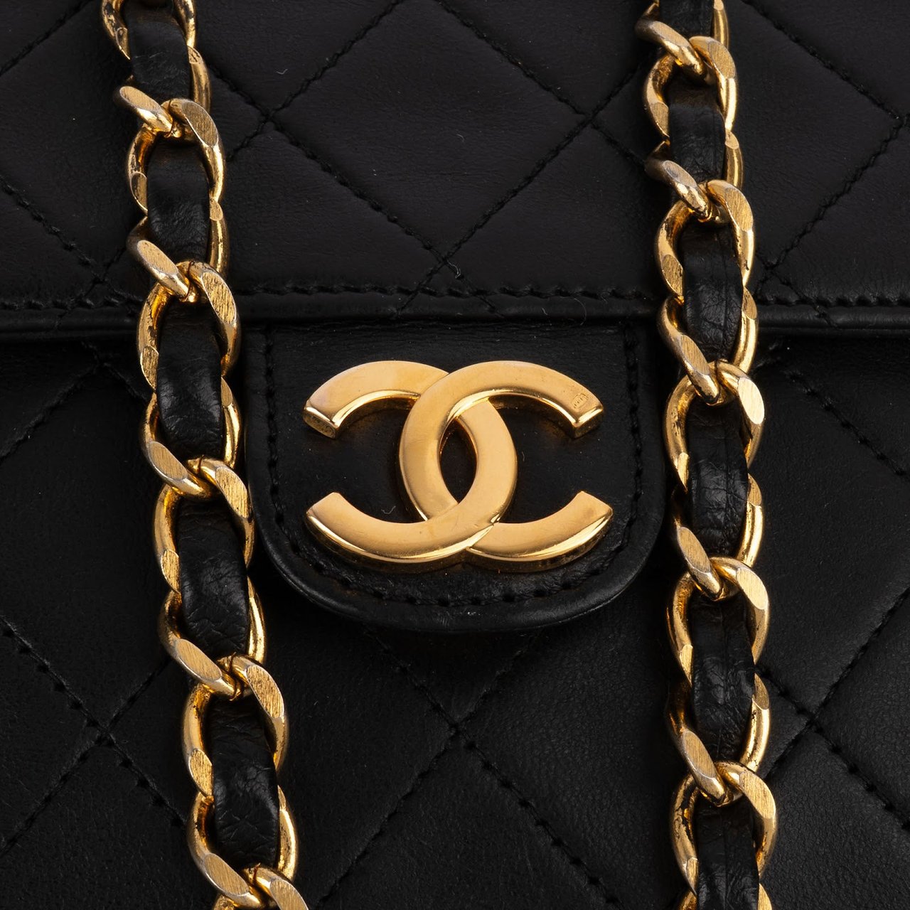 Chanel Chanel Quilted Lambskin 24K Gold Single Flap Shoulder Bag Zwart