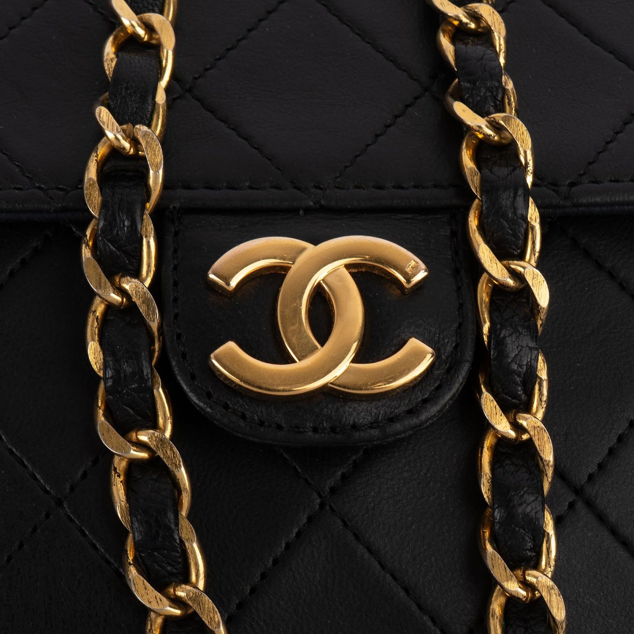 Chanel Chanel Quilted Lambskin 24K Gold Single Flap Shoulder Bag Zwart