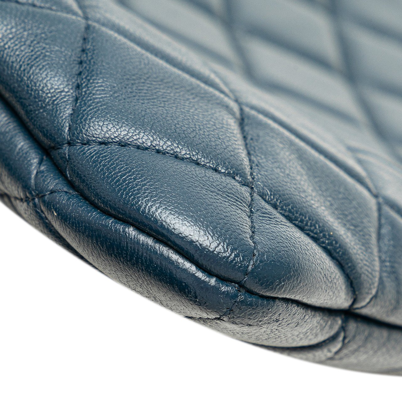 Chanel Medium Quilted Lambskin O Case Clutch Blauw