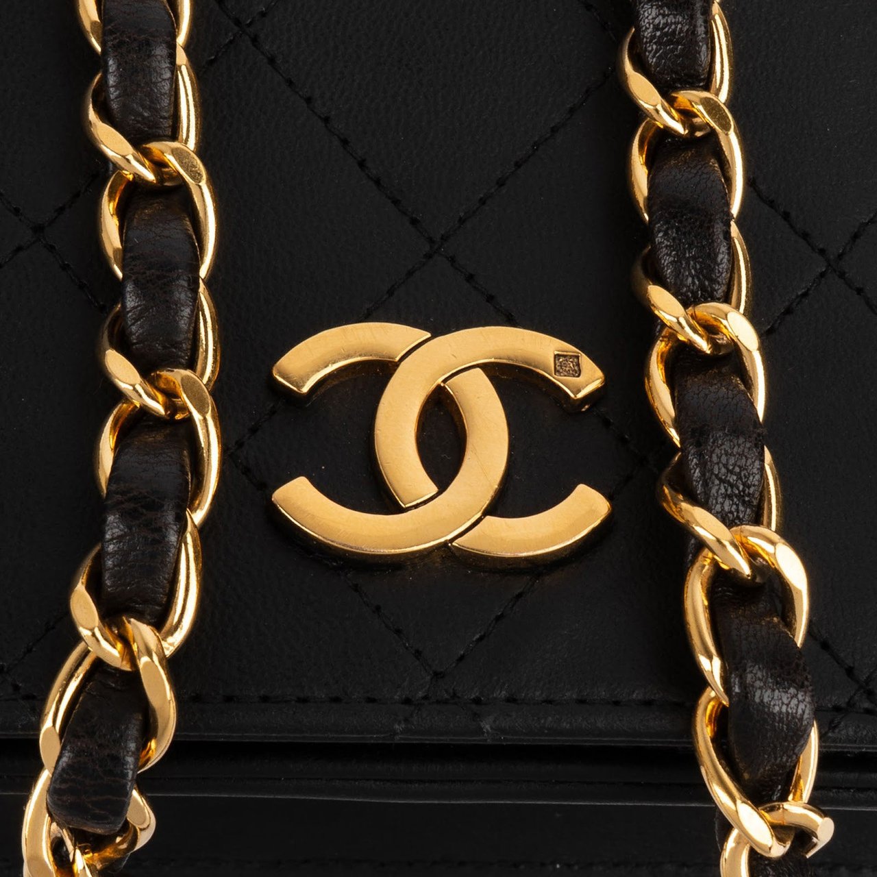 Chanel Chanel Quilted Lambskin 24K Gold Single Flap Crossbody Bag Zwart