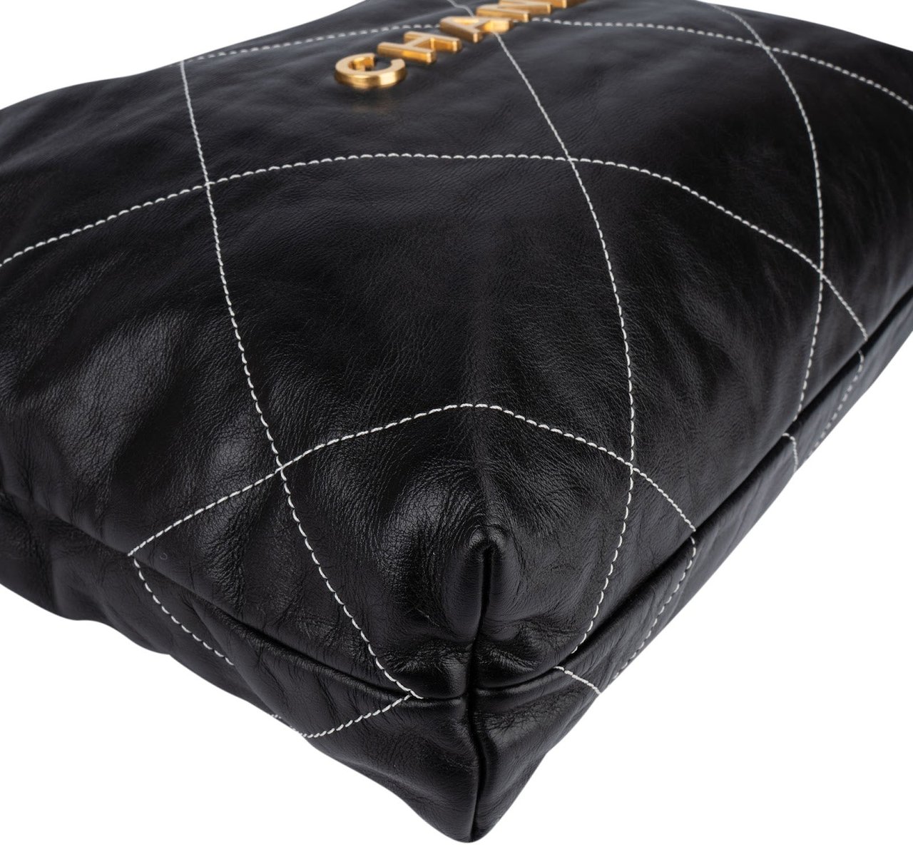 Chanel Chanel 22 Quilted Lambskin Drawstring Shoulder Bag Zwart