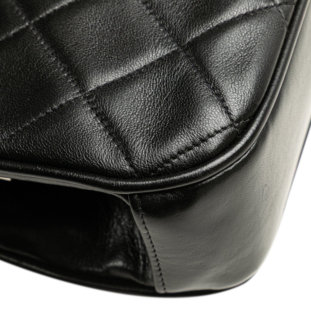 Chanel CC Quilted Lambskin Kiss Lock Frame Top Handle Bag Zwart