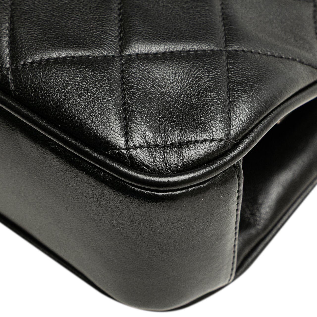 Chanel CC Quilted Lambskin Kiss Lock Frame Top Handle Bag Zwart