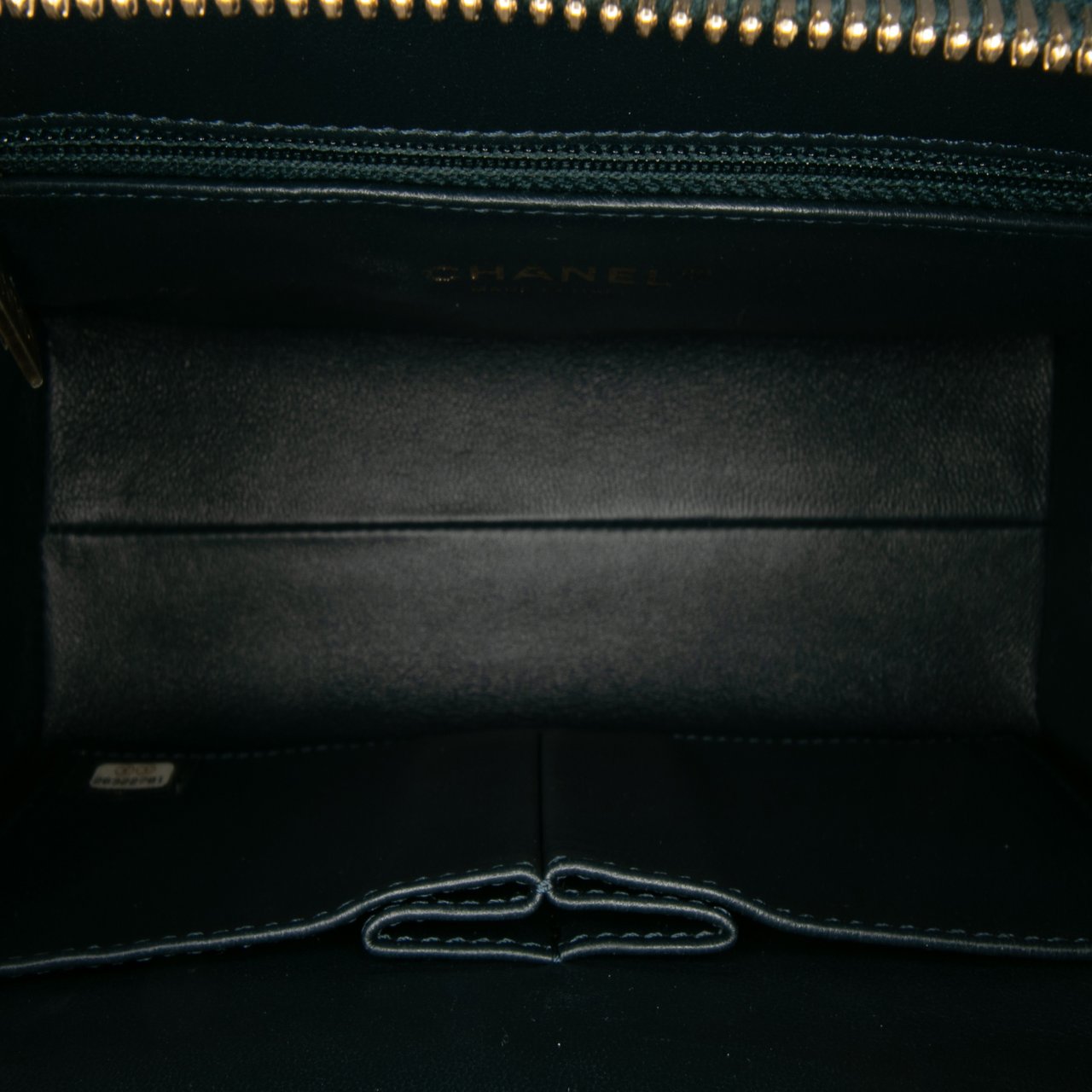 Chanel CC Chevron Calfskin Medal Flap Groen