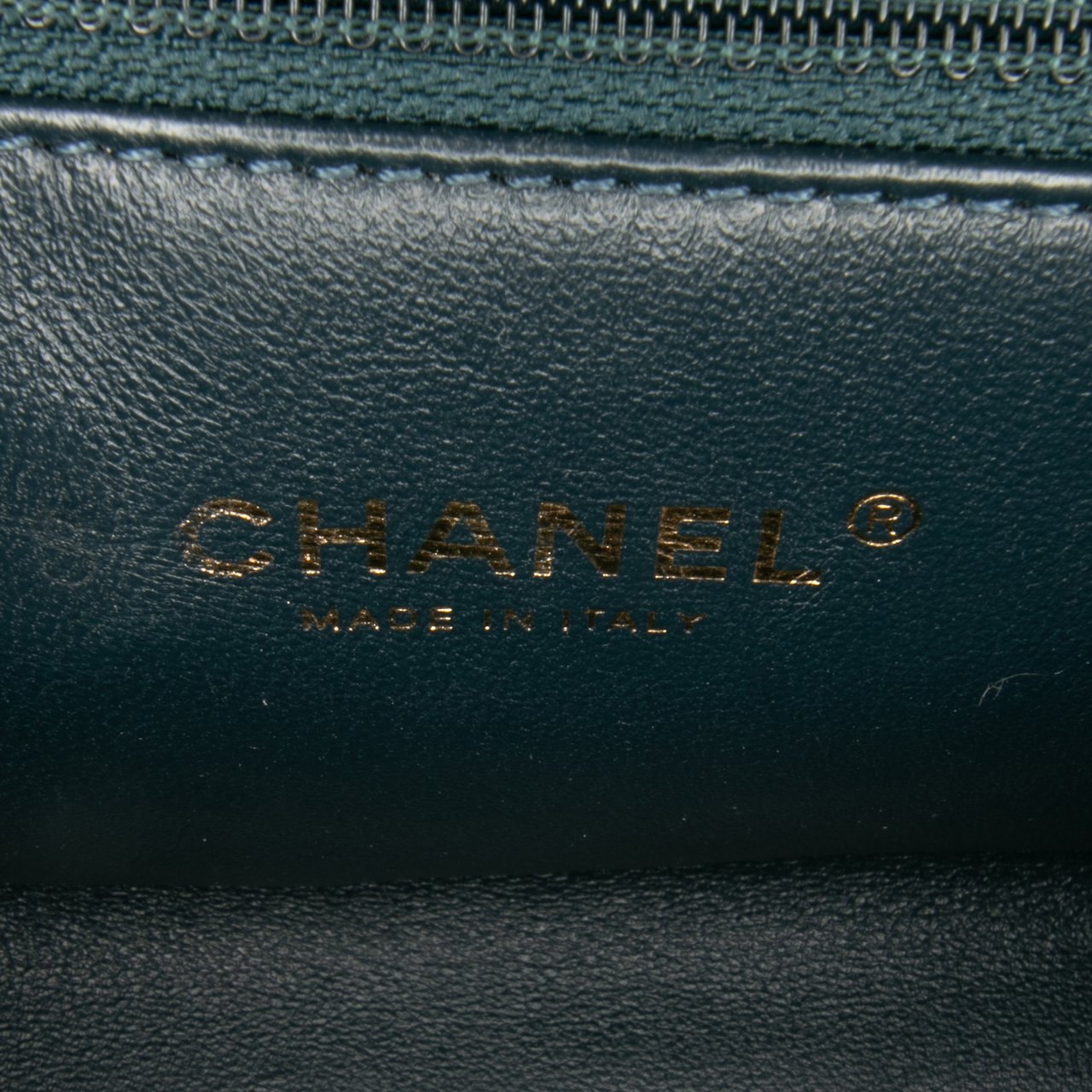 Chanel CC Chevron Calfskin Medal Flap Groen