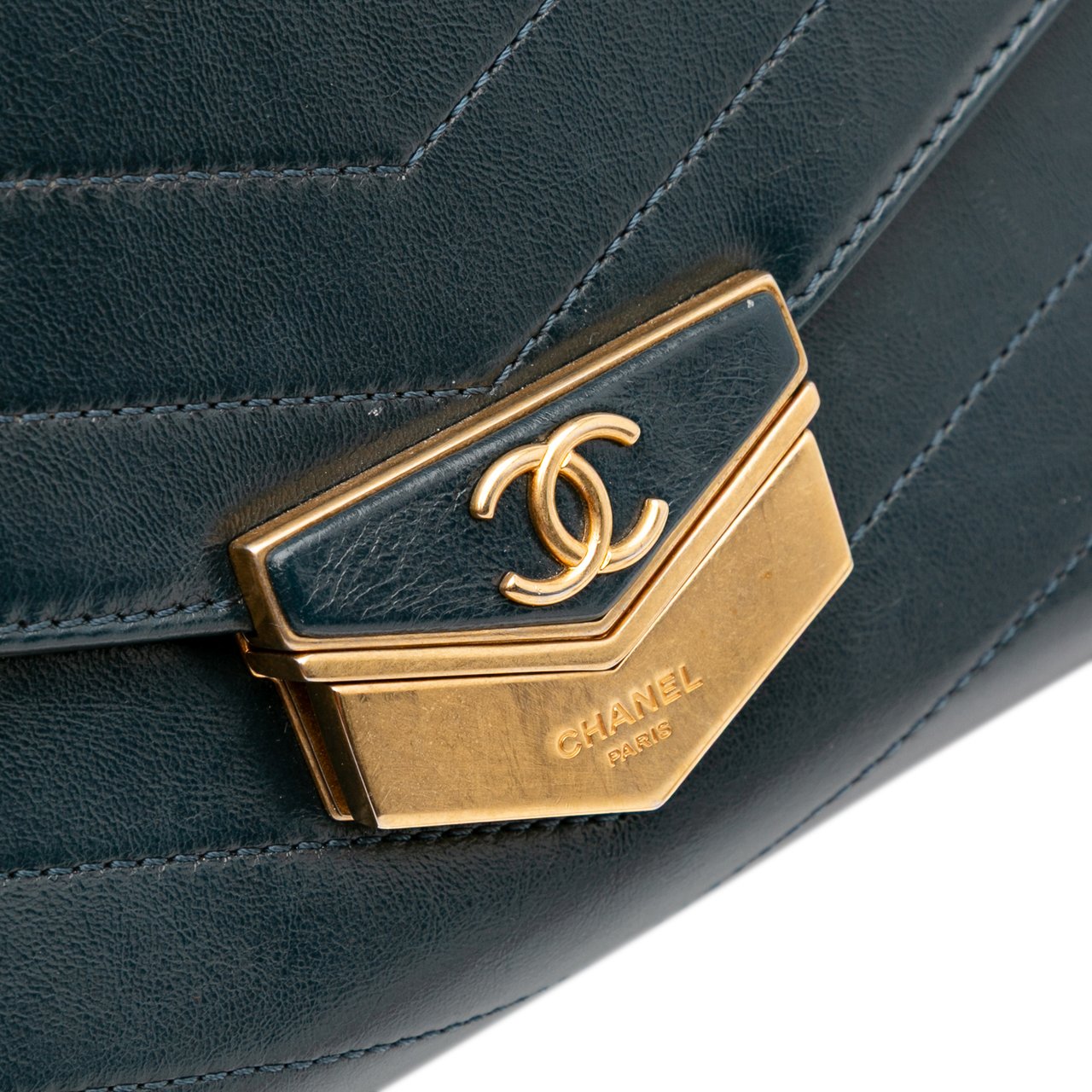 Chanel CC Chevron Calfskin Medal Flap Groen