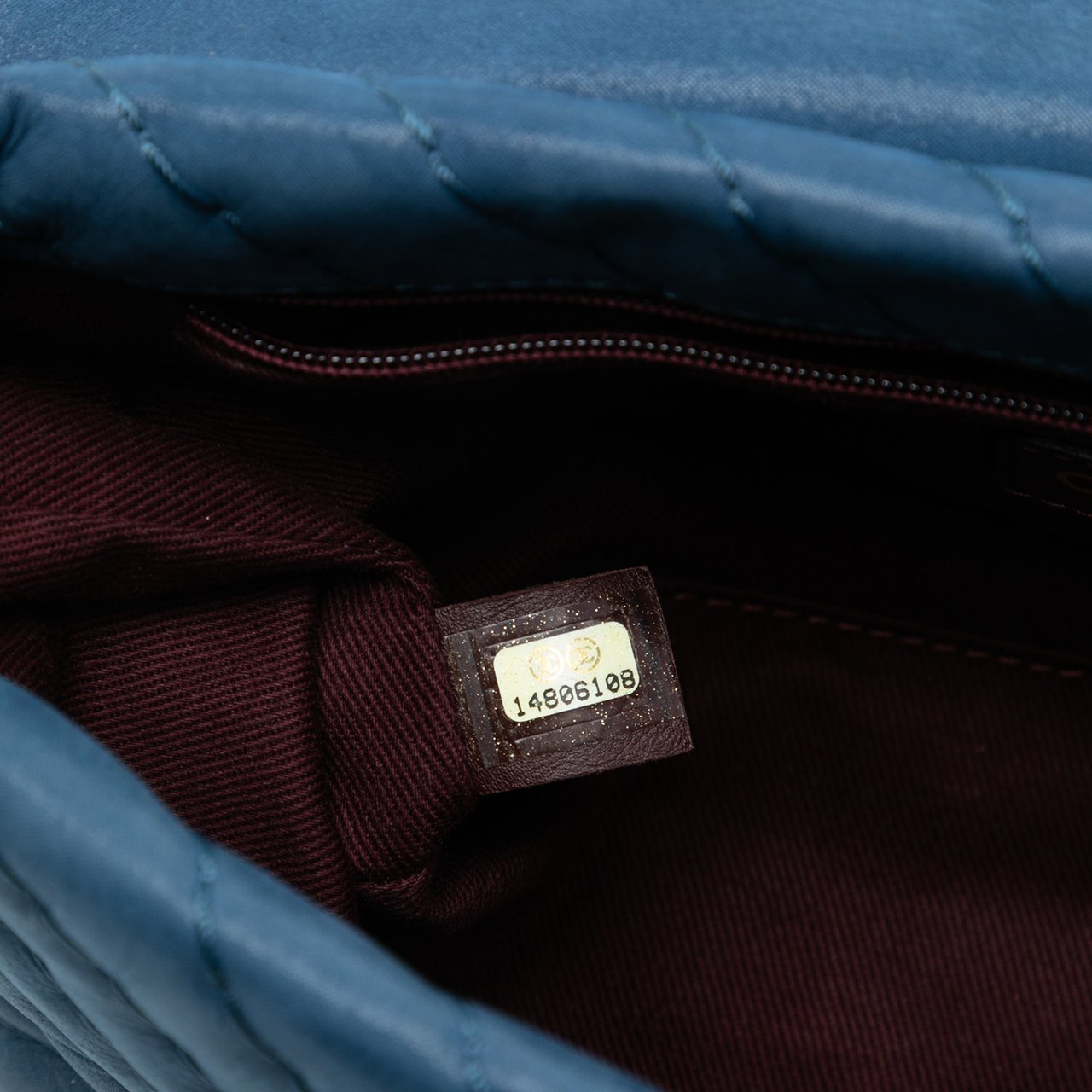 Chanel Medium Chevron Iridescent Calfskin Surpique Flap Blauw