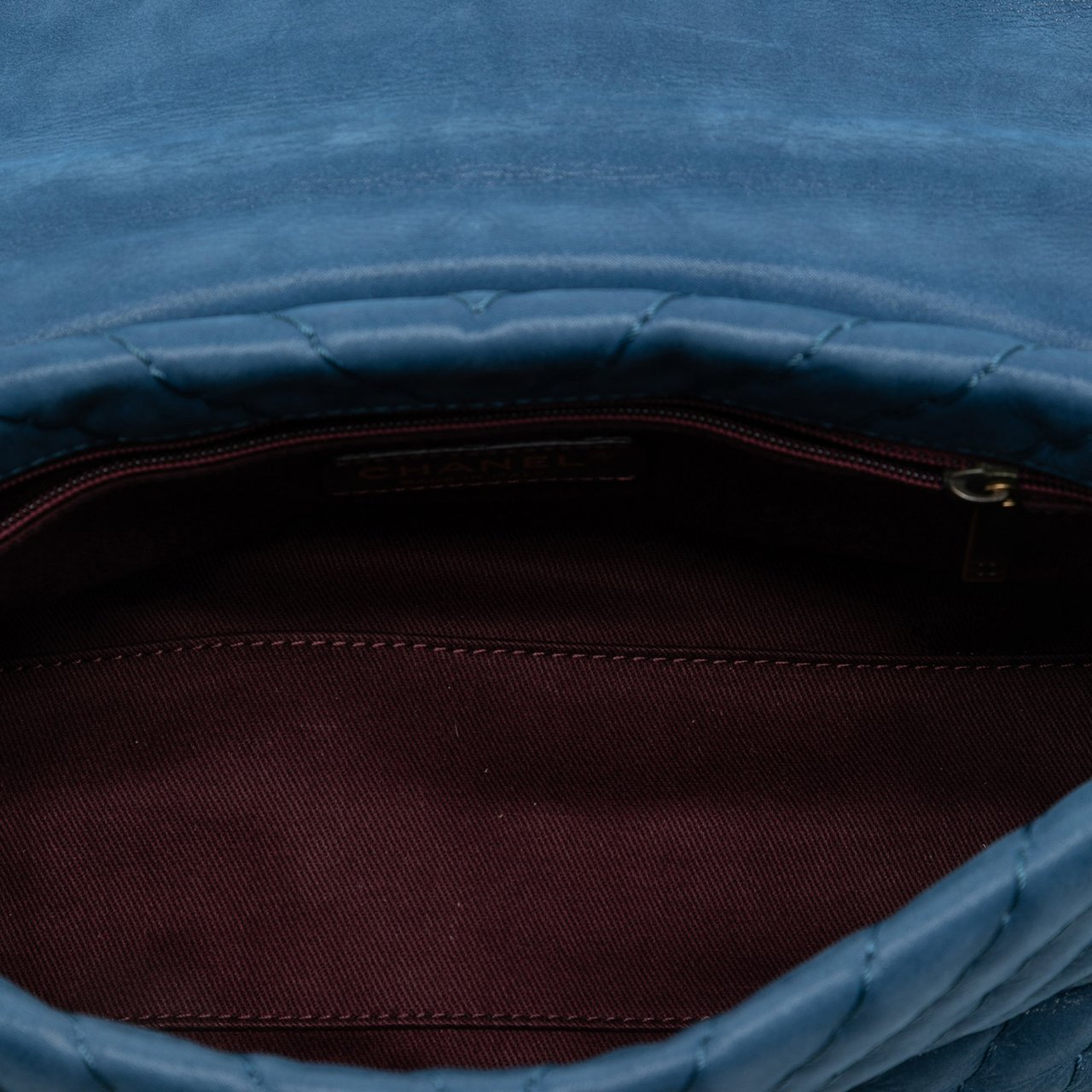 Chanel Medium Chevron Iridescent Calfskin Surpique Flap Blauw