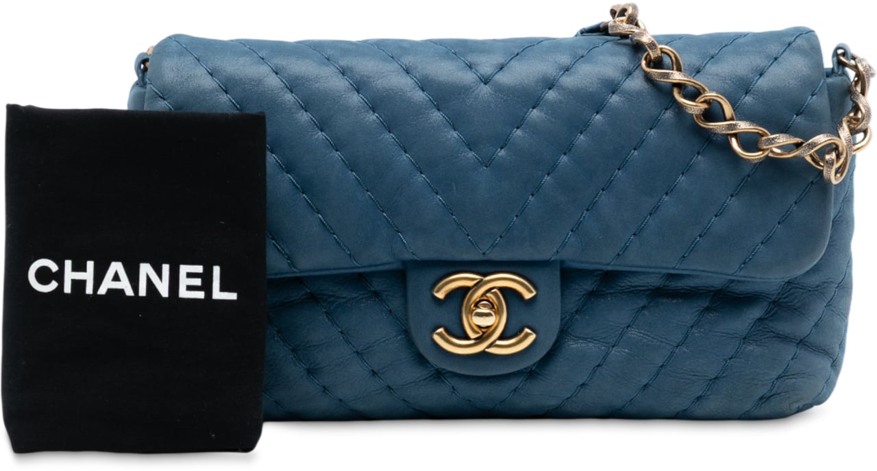Chanel Medium Chevron Iridescent Calfskin Surpique Flap Blauw