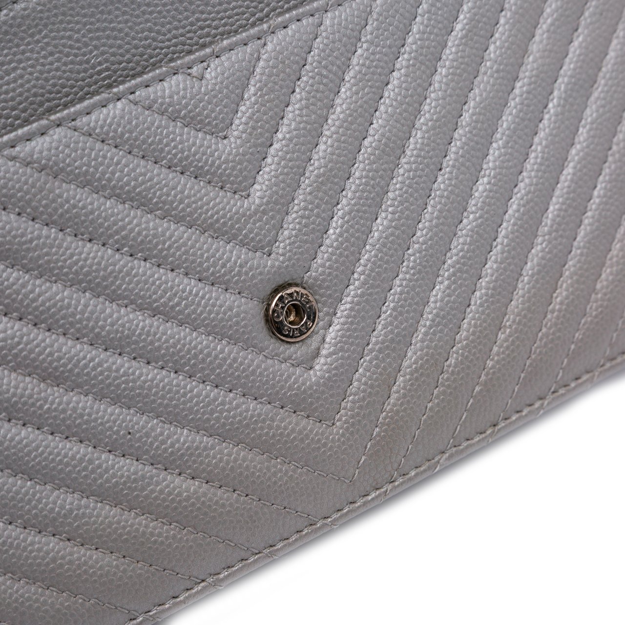 Chanel Chevron Metallic Caviar Boy Wallet On Chain Zilver