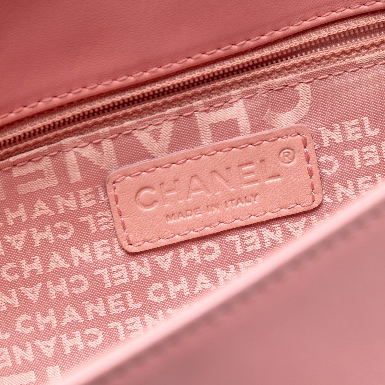 Chanel Stitched Lambskin Logo Flap Roze