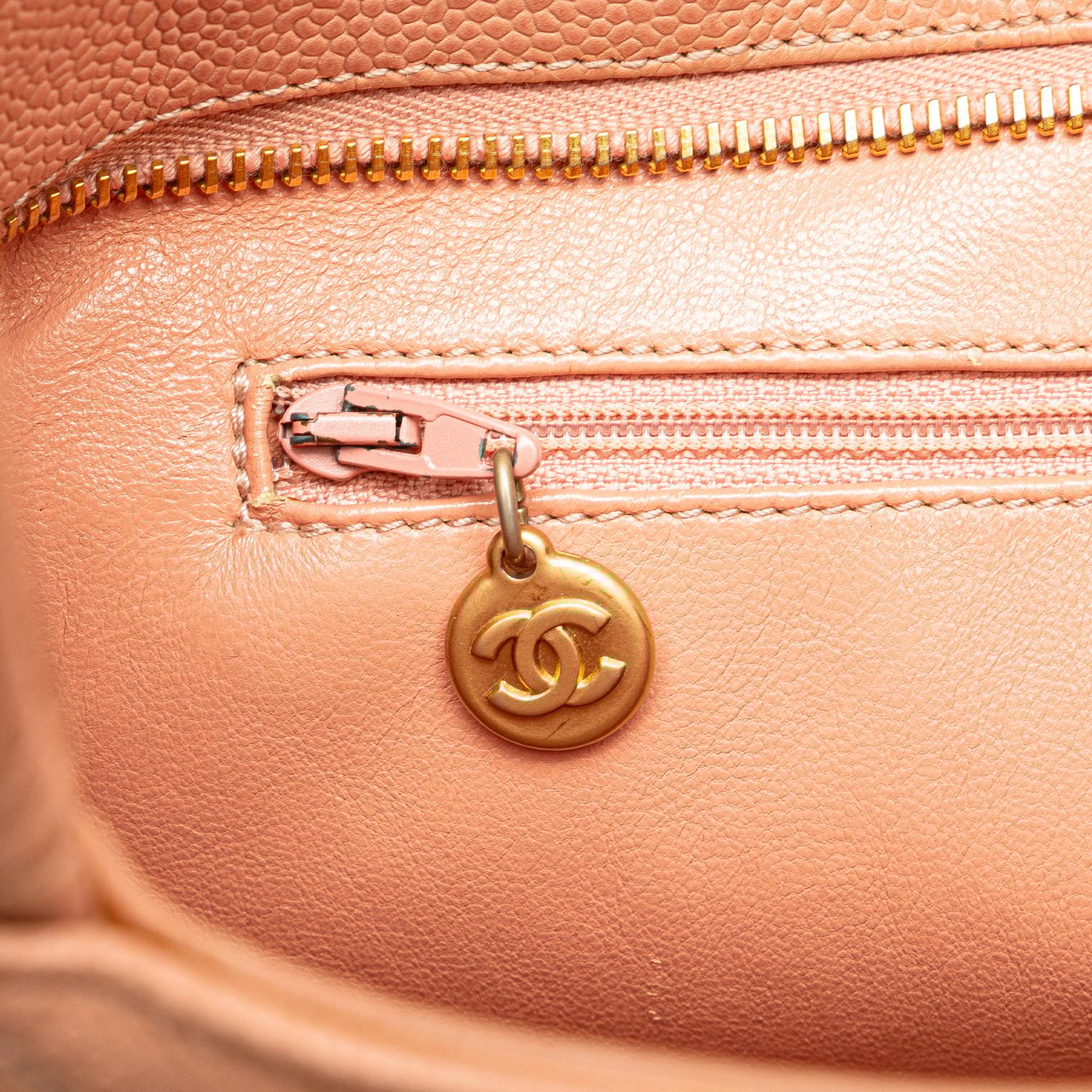 Chanel Caviar Medallion Tote Roze