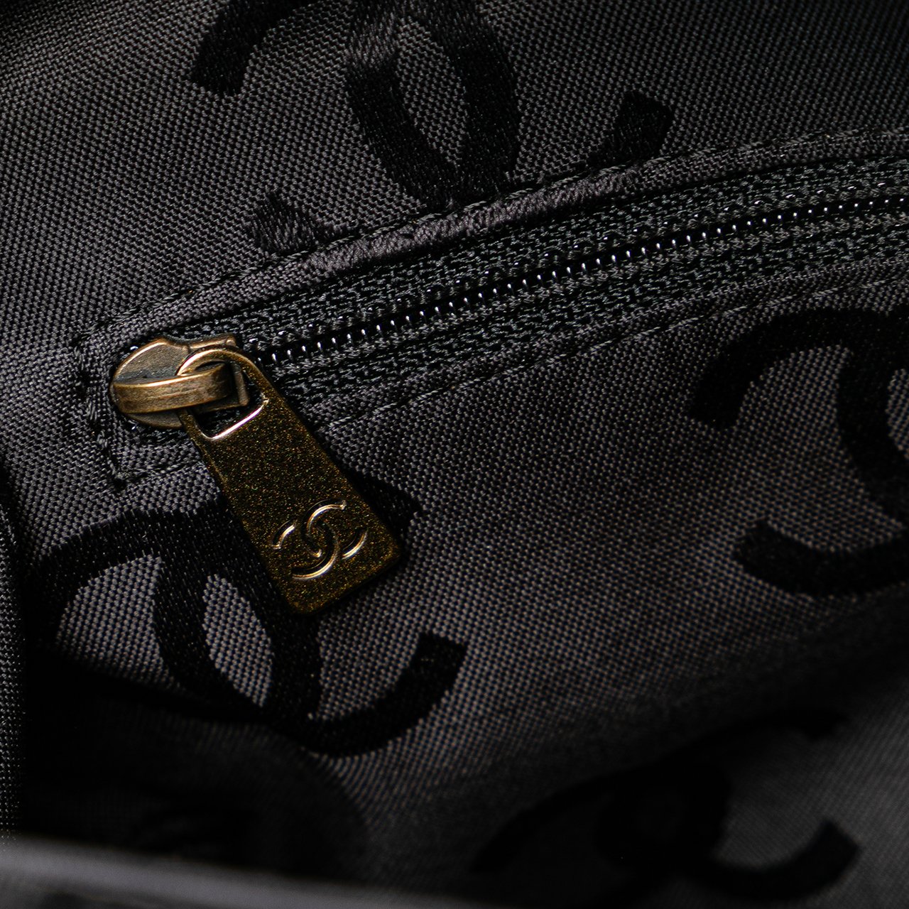 Chanel CC Suede Caviar Stitched Tote Zwart