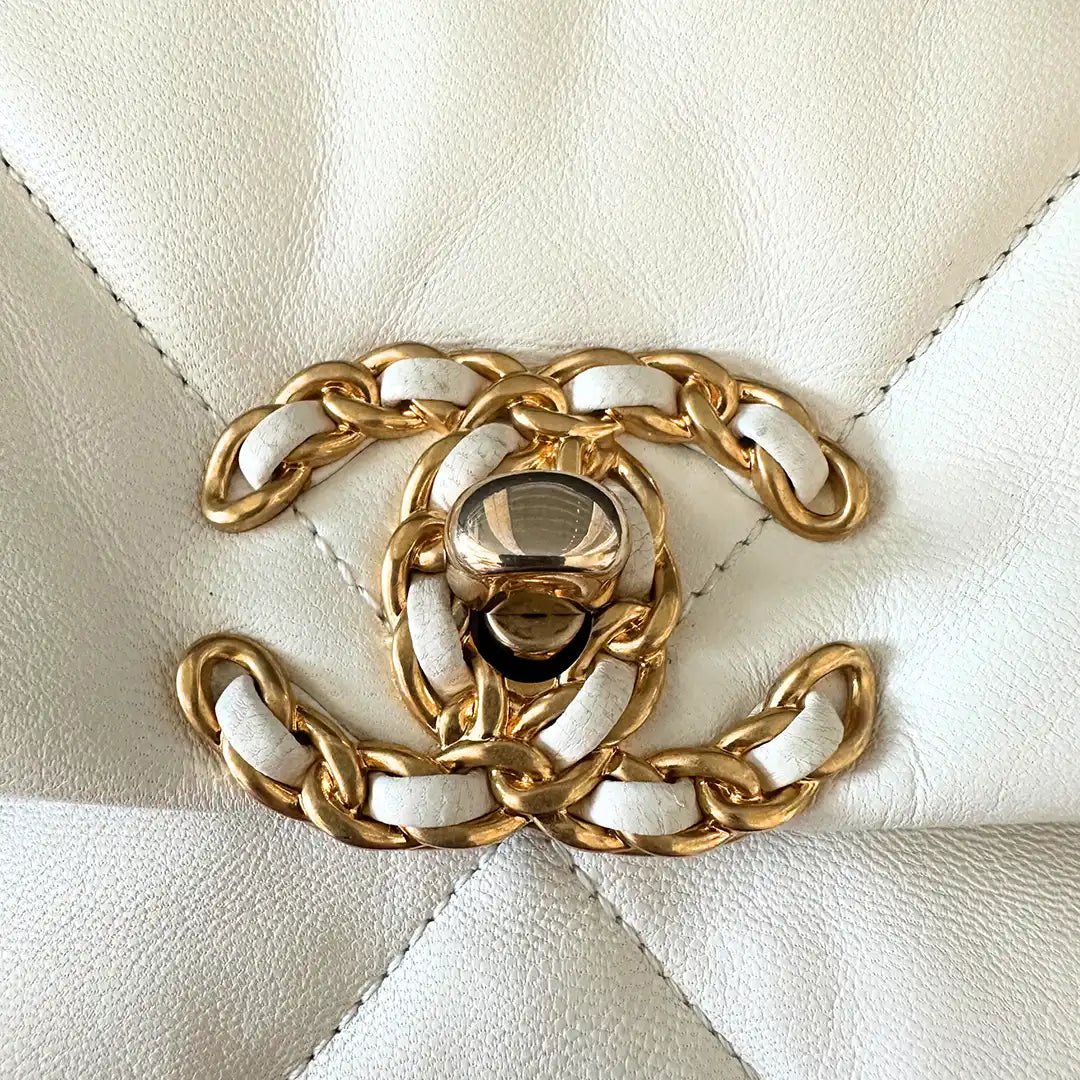 Chanel Chanel Chanel 19 Maxi Bag Lambskin White / Very Good Wit