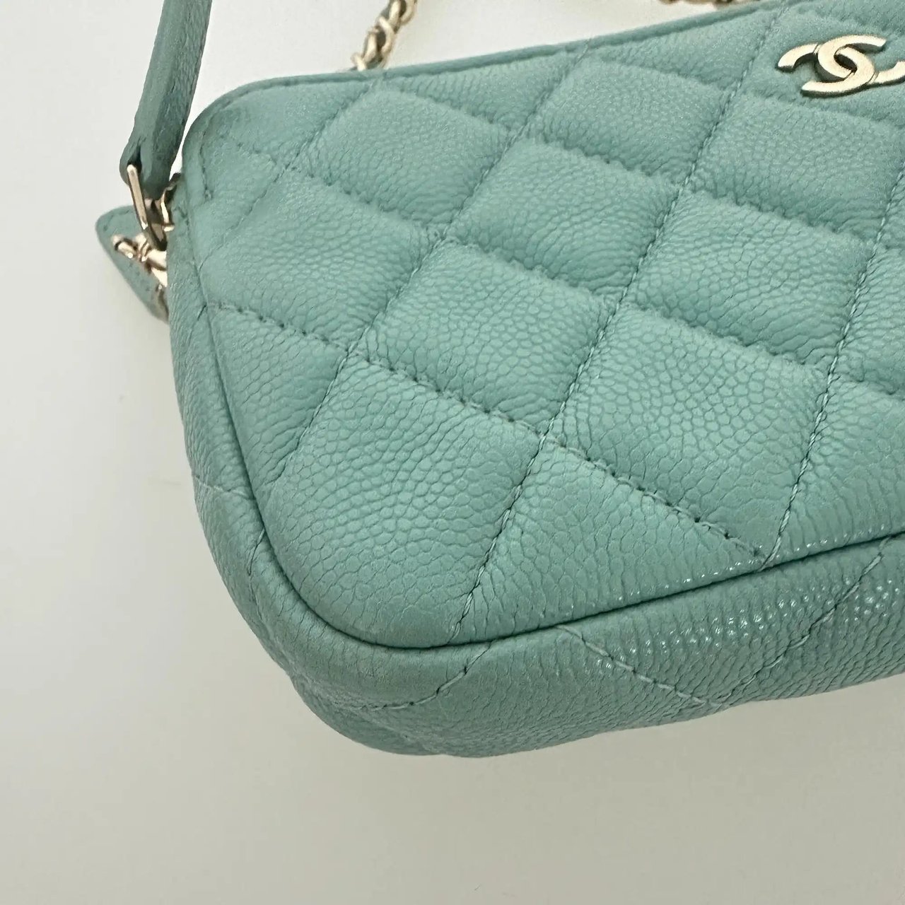 Chanel Chanel Double Zip Wallet on Chain turquoise caviar leather 2020 / very good Groen