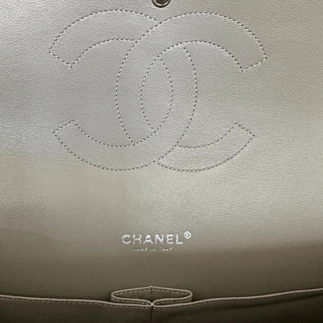 Chanel Chanel Timeless Maxi Double Flap Bag Champagne embossed leather with iridescent finish rare / mint Divers