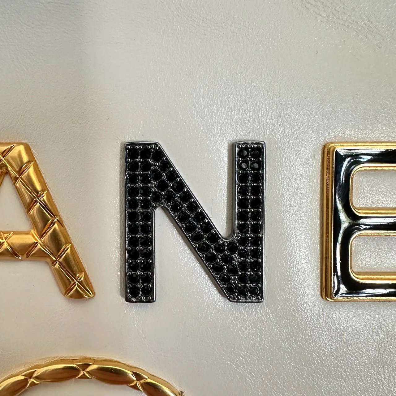 Chanel Chanel Deauville Charms Small aged Calfskin 2021 / very good Zwart