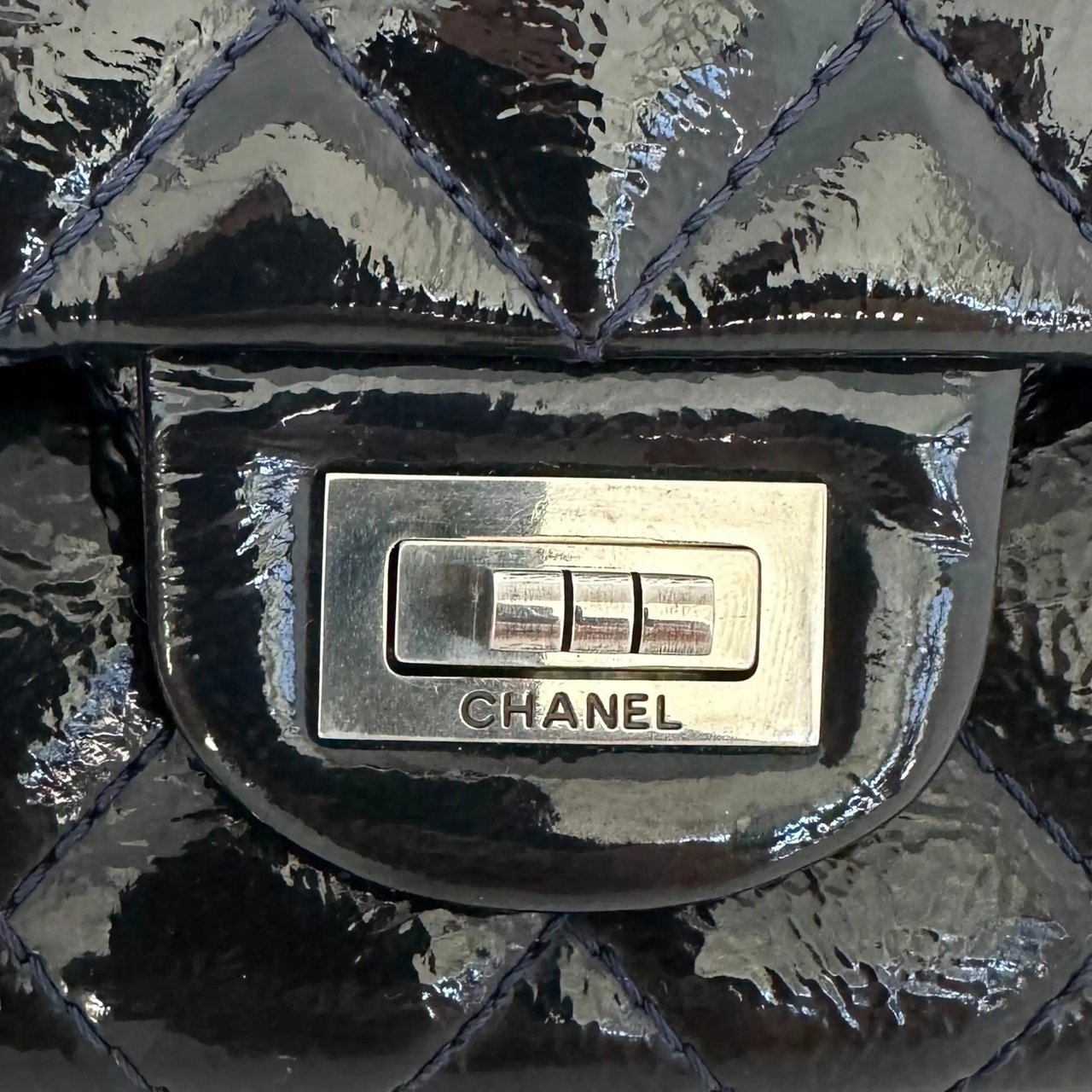 Chanel Chanel 2.55 Reissue 226 Medium Double Flap Bag Metallic Calfskin Dark Blue / Very Good Wit