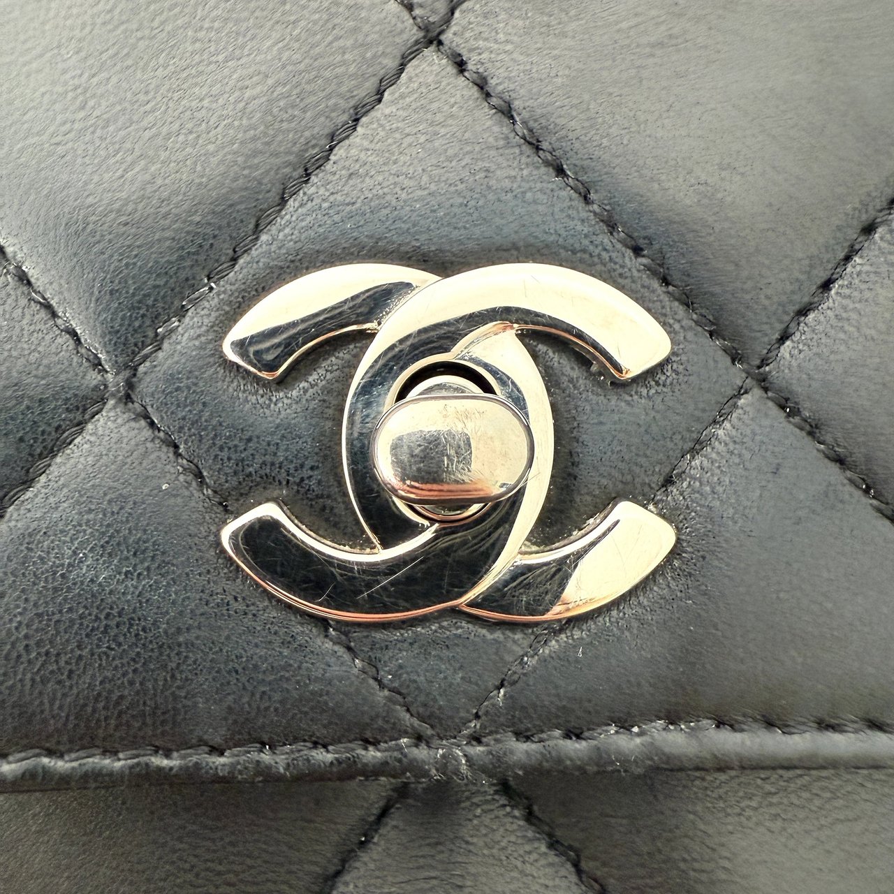 Chanel Chanel Matelasse Top Handle Handbag Black / acceptable Zwart