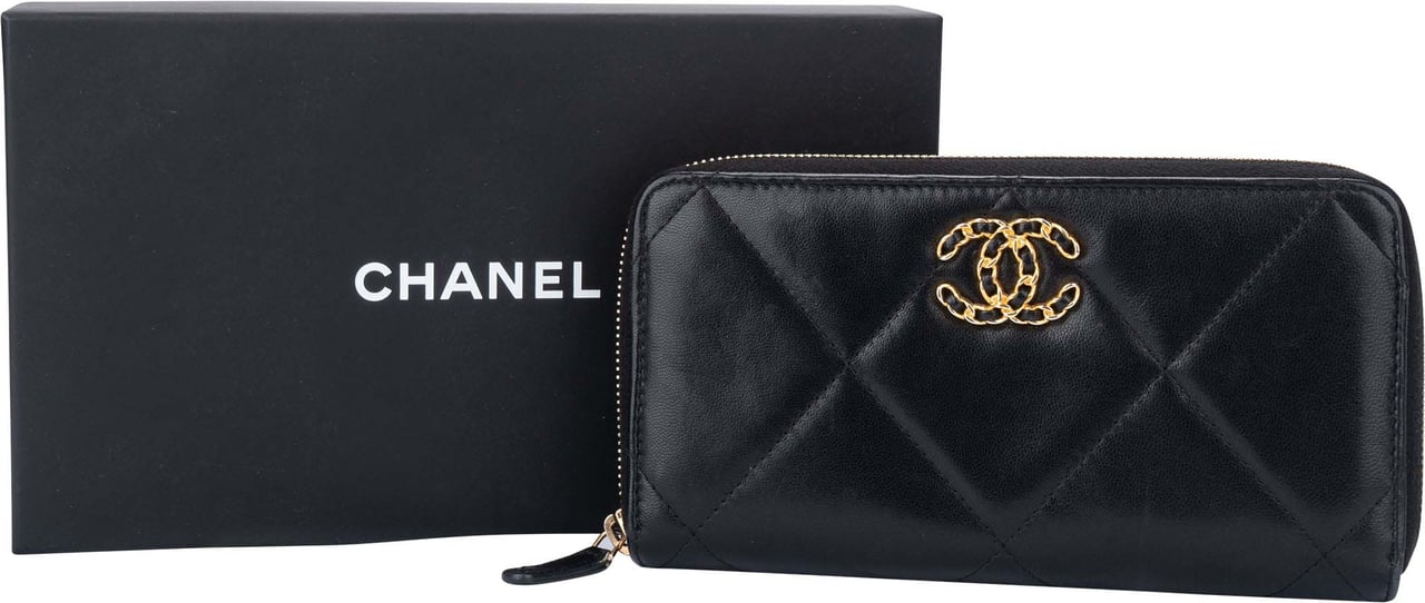 Chanel Chanel Quilted Lambskin 19 Wallet Divers