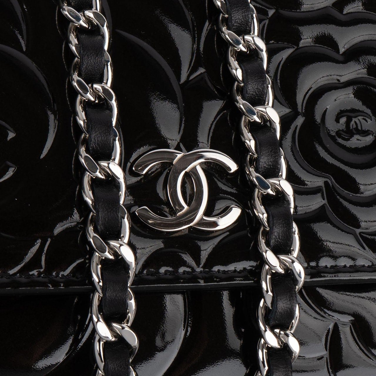Chanel Chanel Patent Embossed Leather Camellia Wallet On Chain Crossbody Bag Zwart