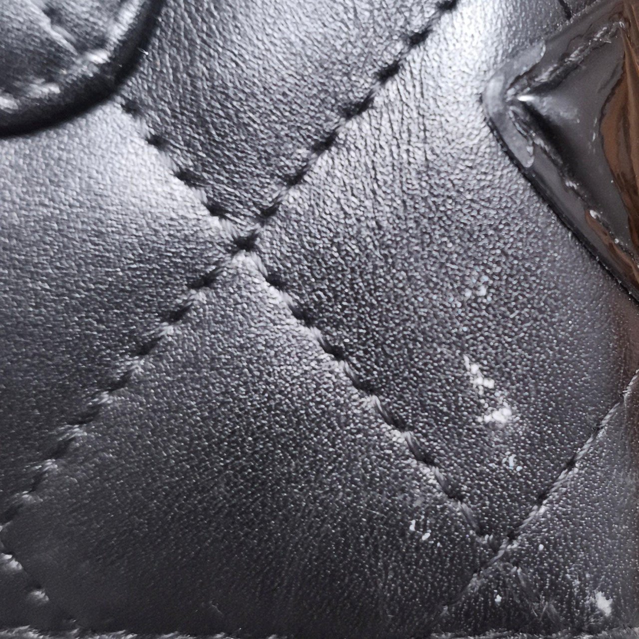 Chanel Chanel Quilted Lambskin Cambon Wallet Zwart