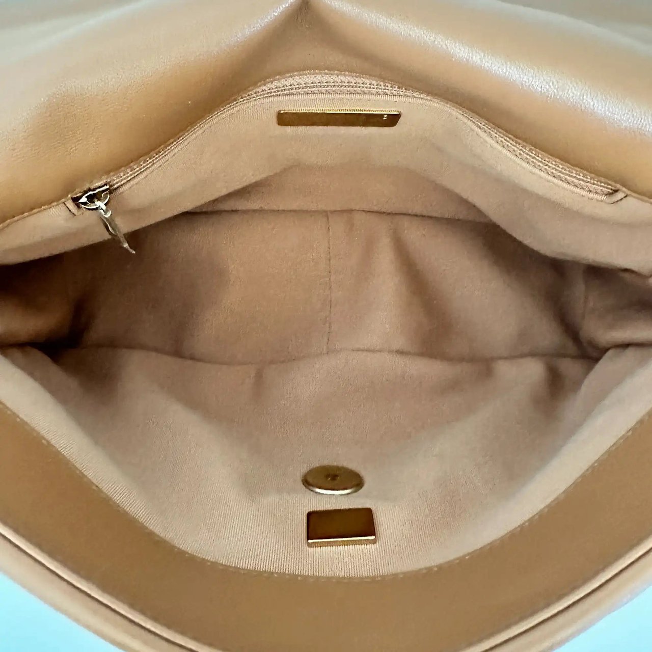 Chanel Chanel 19 Flap Bag Medium Tasche glänzendes Lammleder Caramel / sehr gut Bruin