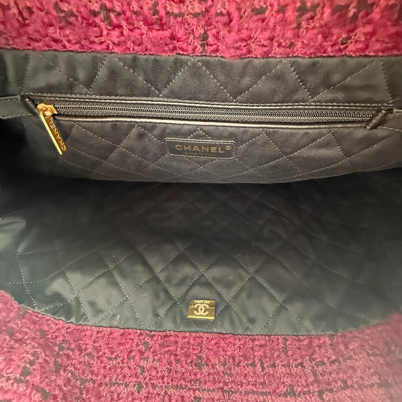 Chanel Chanel 22 mittelgroße Hobobag aus Tweed Burgunderrot goldene Hardware / neuwertig Rood