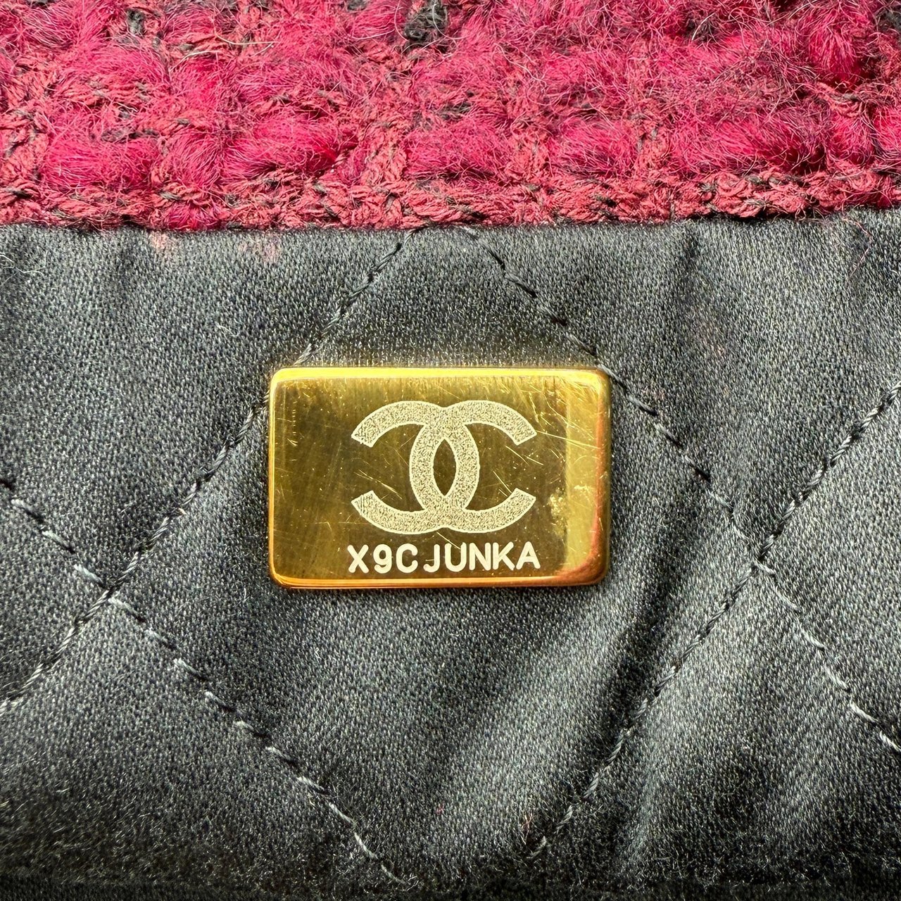 Chanel Chanel 22 mittelgroße Hobobag aus Tweed Burgunderrot goldene Hardware / neuwertig Rood