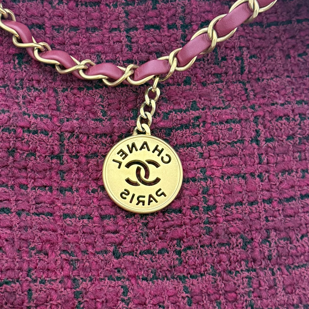 Chanel Chanel 22 mittelgroße Hobobag aus Tweed Burgunderrot goldene Hardware / neuwertig Rood