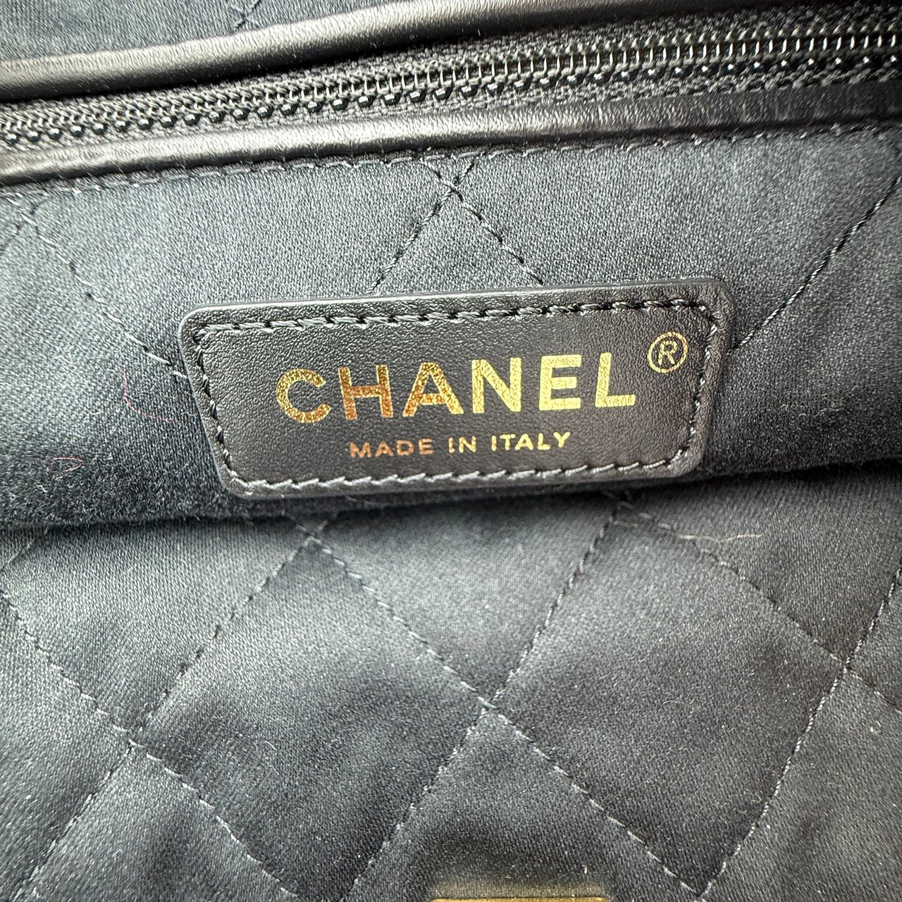 Chanel Chanel 22 mittelgroße Hobobag aus Tweed Burgunderrot goldene Hardware / neuwertig Rood