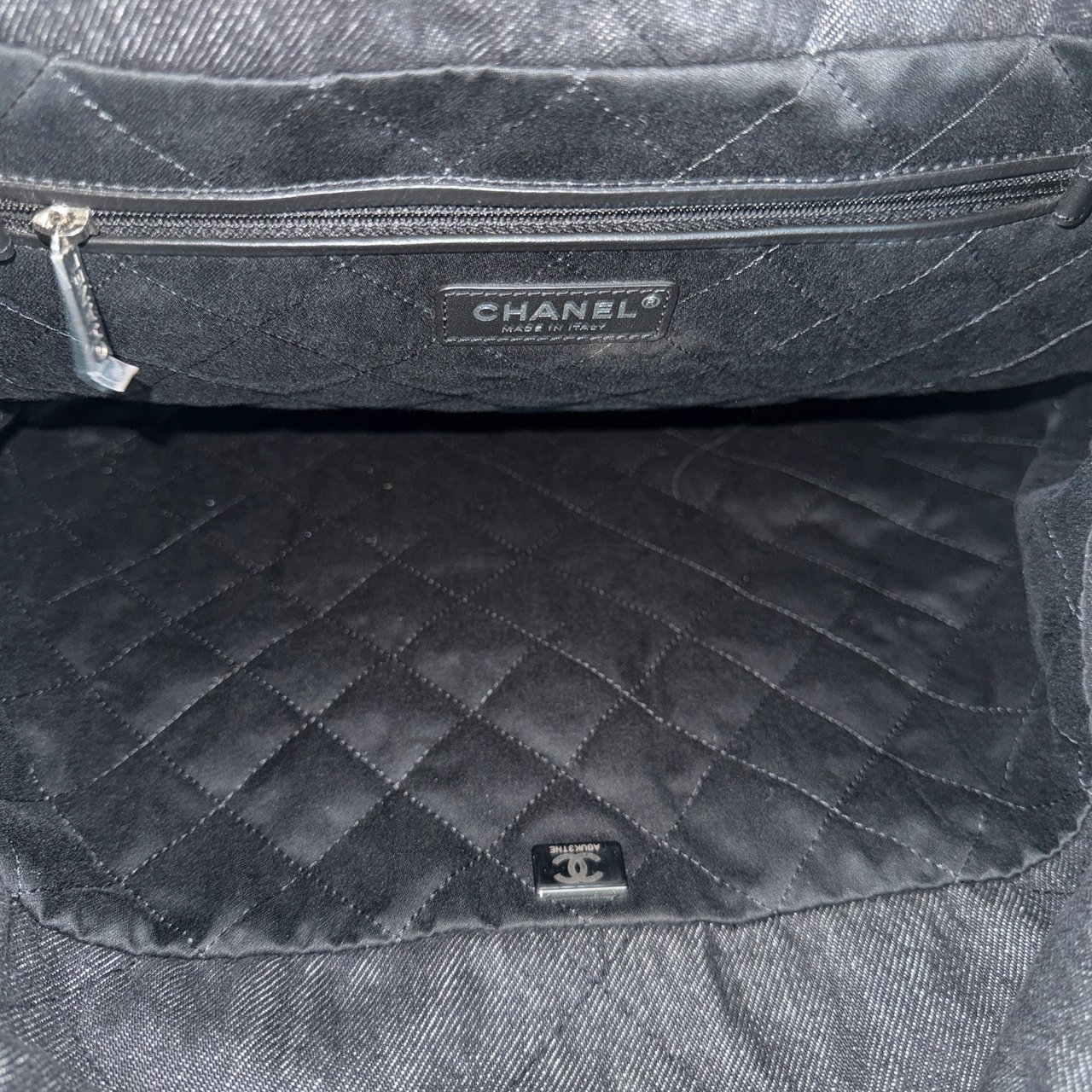 Chanel Chanel 22 mittelgroße Hobobag aus Denim Schwarz silberne Hardware / neuwertig Zwart