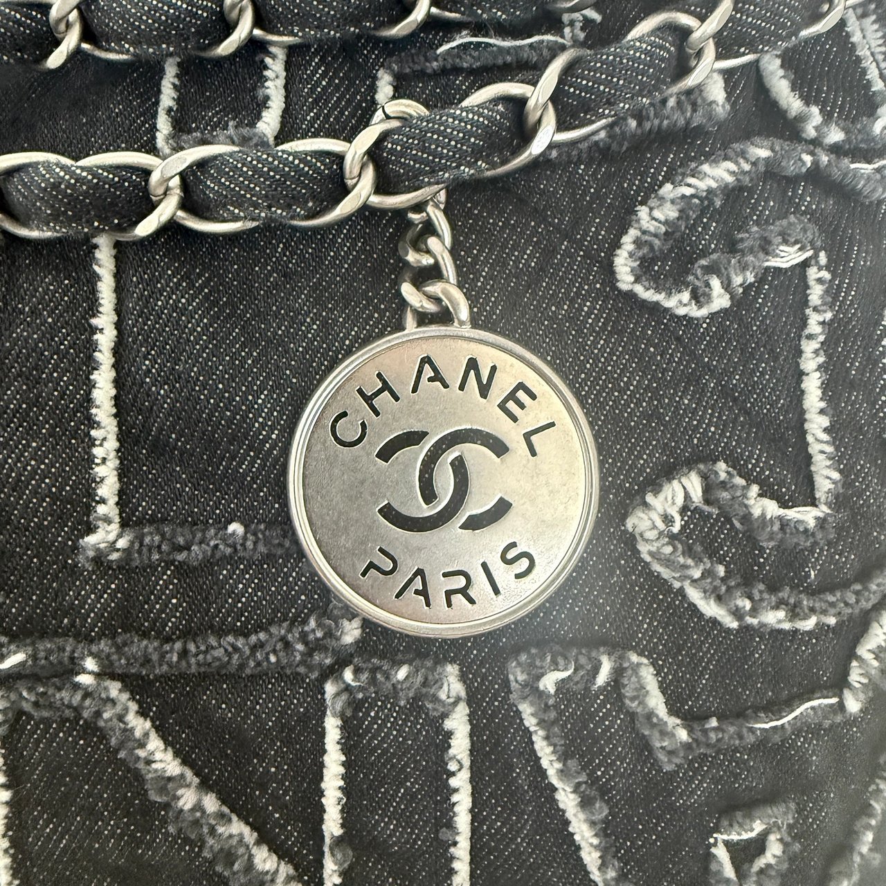 Chanel Chanel 22 mittelgroße Hobobag aus Denim Schwarz silberne Hardware / neuwertig Zwart