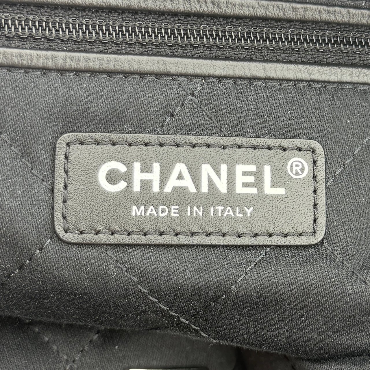 Chanel Chanel 22 mittelgroße Hobobag aus Denim Schwarz silberne Hardware / neuwertig Zwart