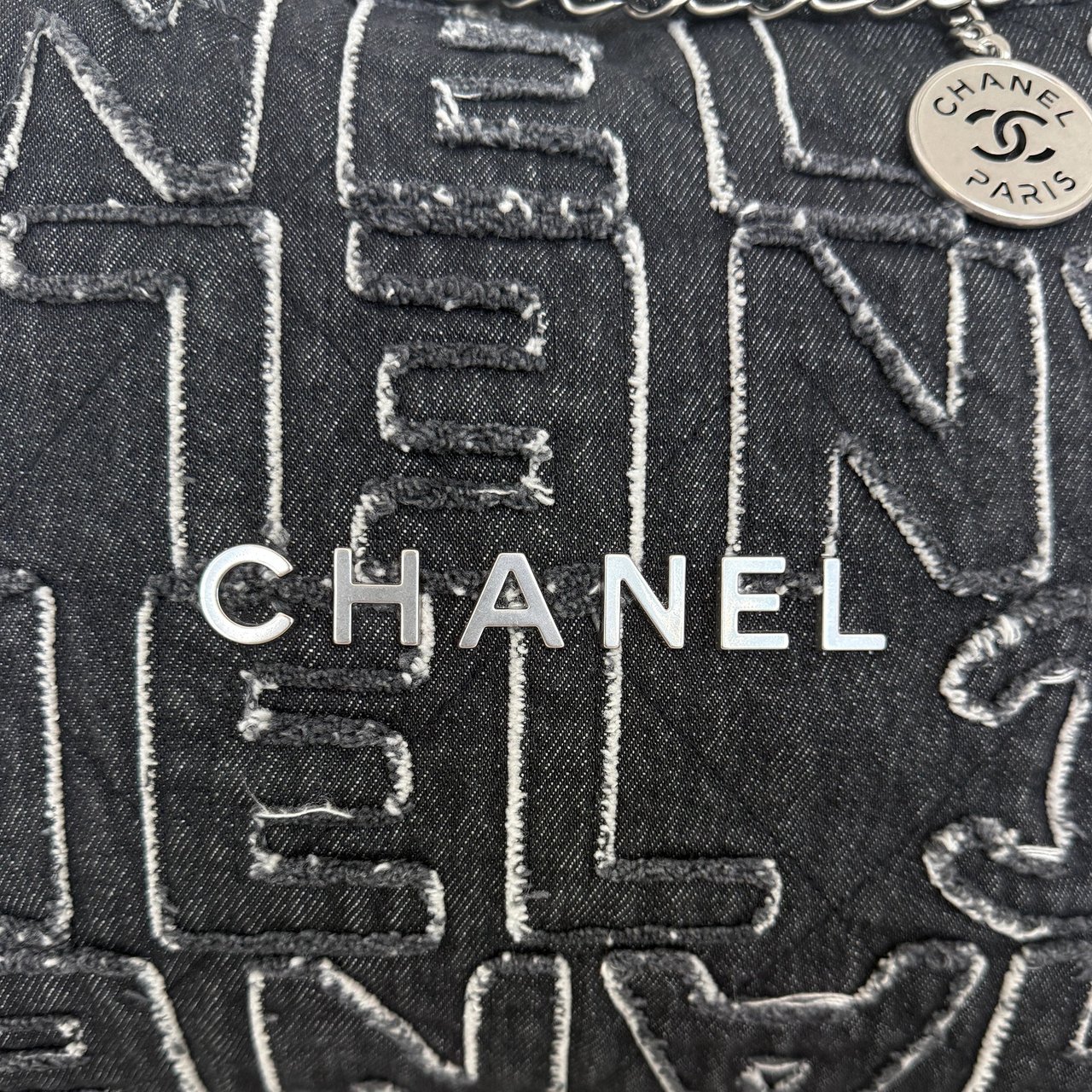 Chanel Chanel 22 mittelgroße Hobobag aus Denim Schwarz silberne Hardware / neuwertig Zwart