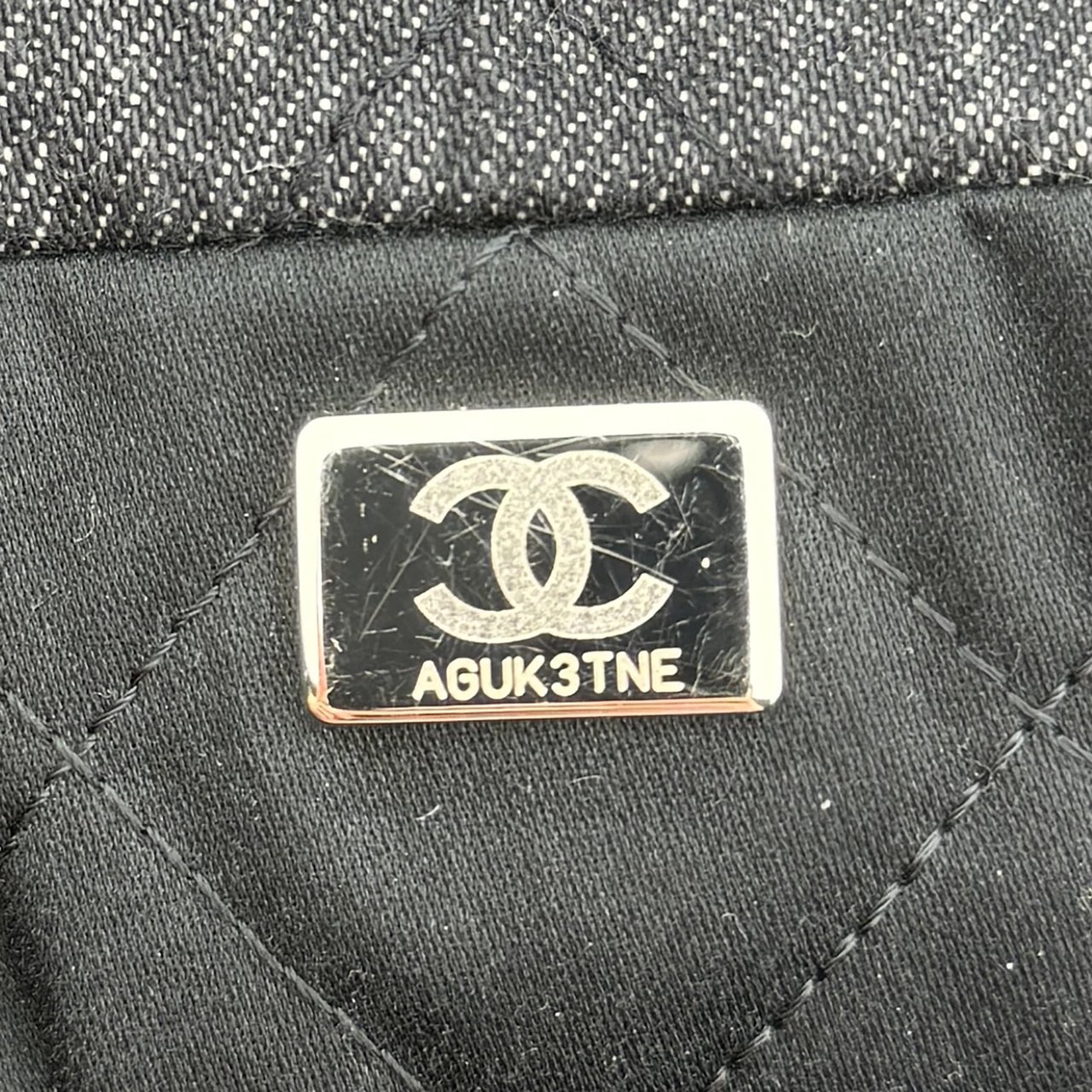 Chanel Chanel 22 mittelgroße Hobobag aus Denim Schwarz silberne Hardware / neuwertig Zwart