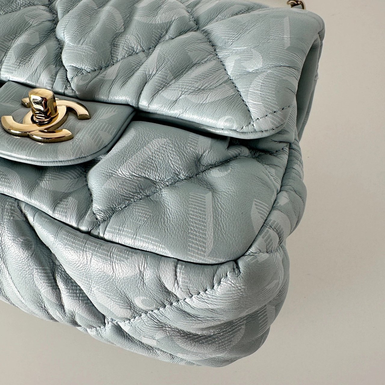 Chanel Chanel Mini Flap Bag aus hellblauem Puffer-Lammleder Fullset / neuwertig Blauw