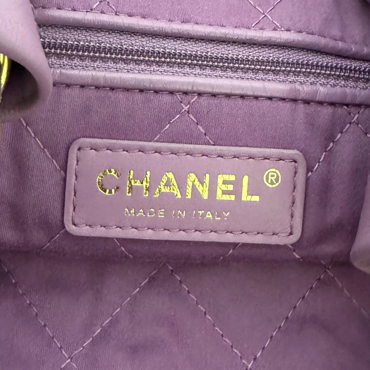 Chanel Chanel 22 kleine Hobo Bag aus Kalbsleder Flieder goldene Hardware / sehr gut Paars