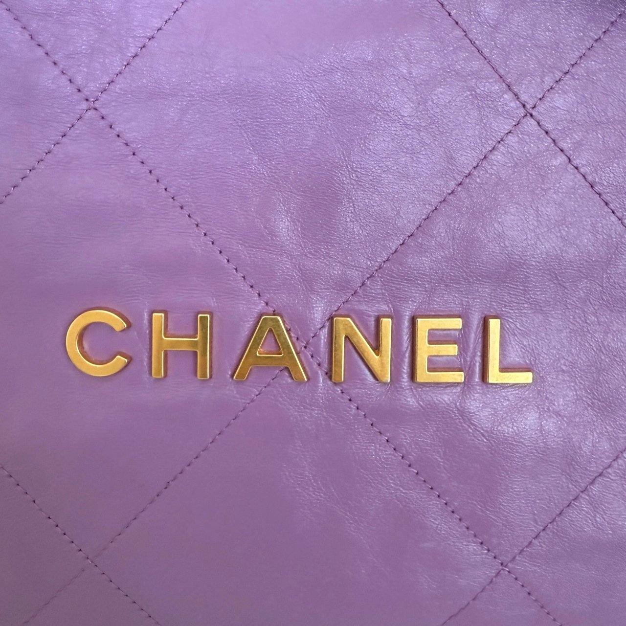 Chanel Chanel 22 kleine Hobo Bag aus Kalbsleder Flieder goldene Hardware / sehr gut Paars