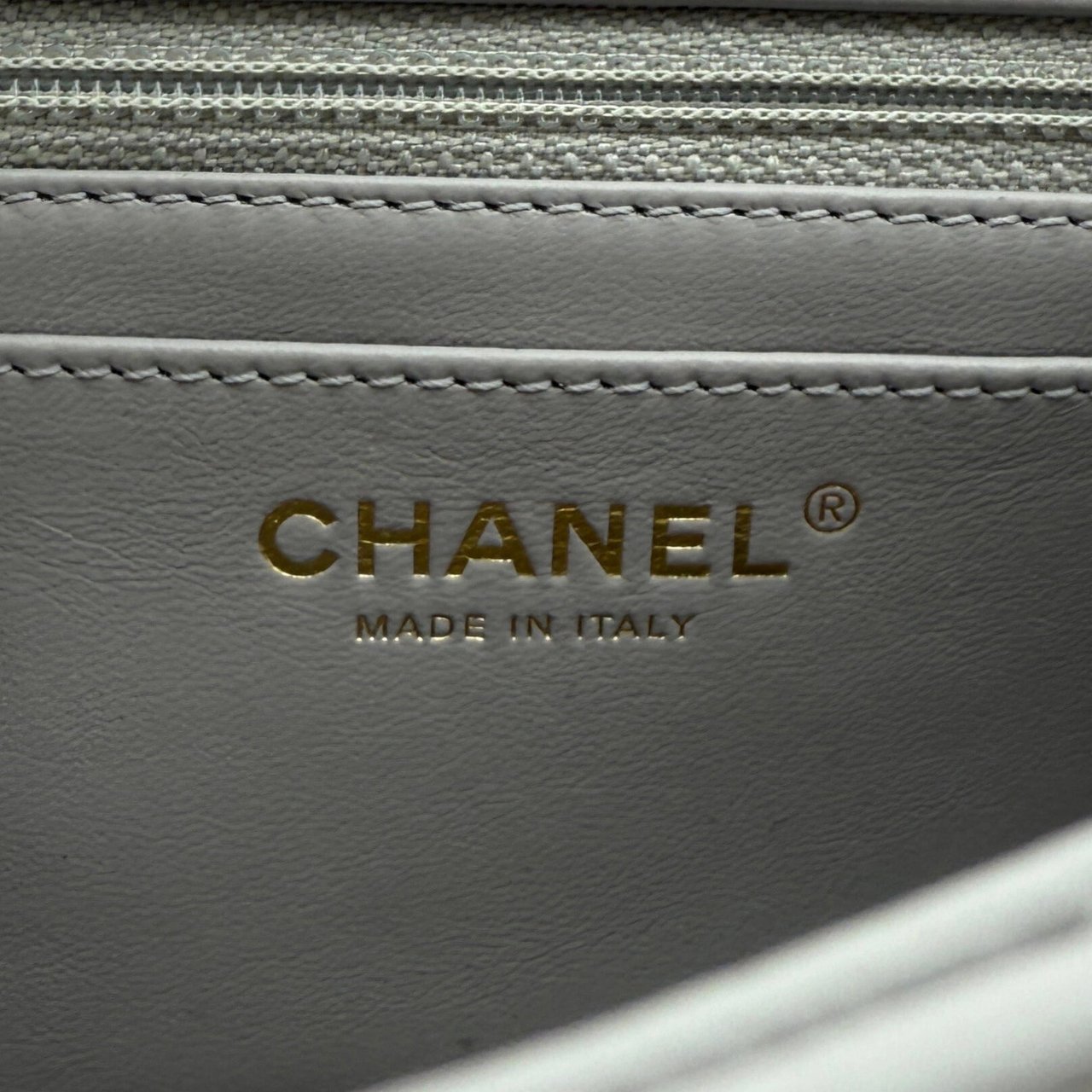 Chanel Chanel Small Flap Bag Lambskin Light Grey Full Set Grijs