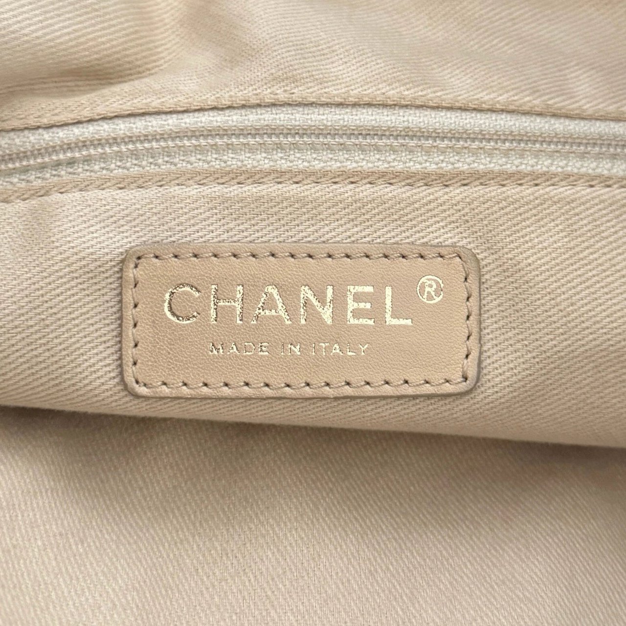 Chanel Chanel Puzzle Quilted Patent Tote Bag Black / very good Zwart