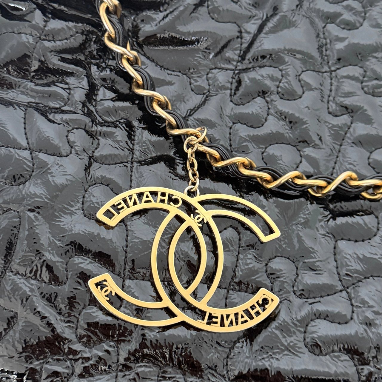 Chanel Chanel Puzzle Quilted Patent Tote Bag Black / very good Zwart