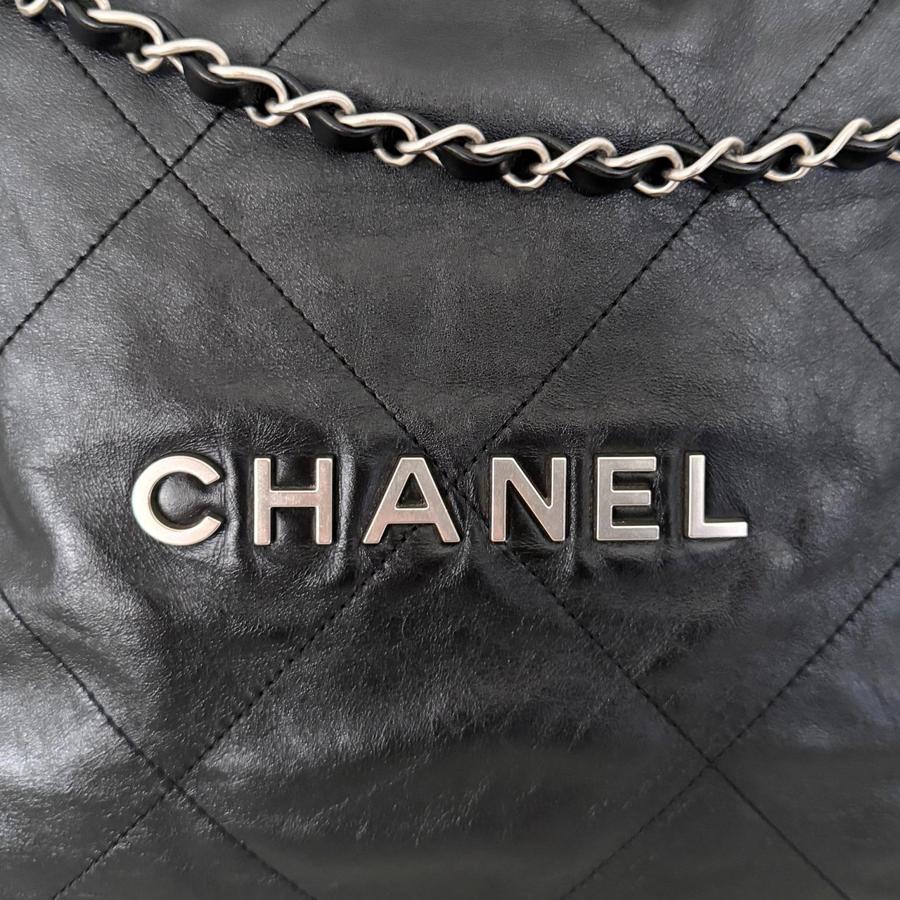 Chanel Chanel 22 mittelgroße Hobo Bag Schwarz silberne Hardware / sehr gut Zwart