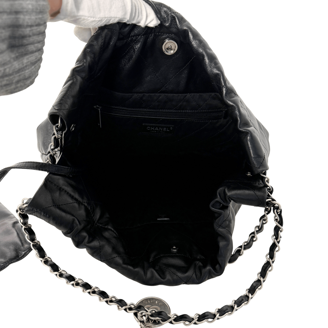Chanel Chanel 22 mittelgroße Hobo Bag Schwarz silberne Hardware / sehr gut Zwart