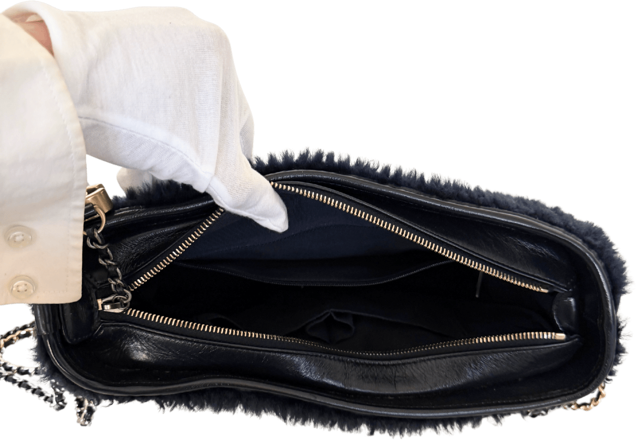 Chanel Chanel Gabrielle Hobo Bag klein Shearling Dunkelblau / gut Blauw