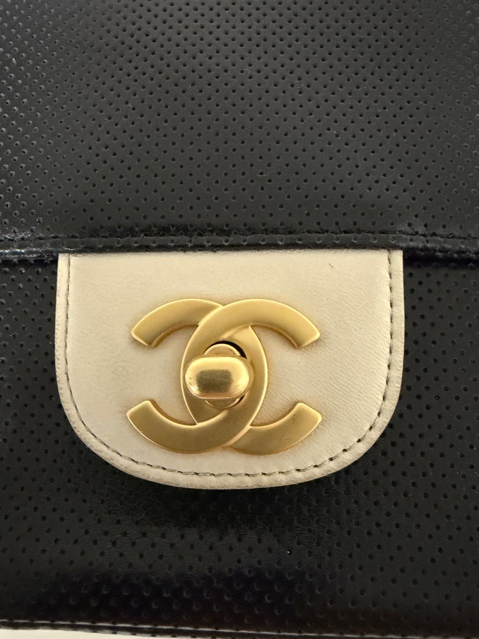 Chanel Single Flap Bag Medium Perforated Lambskin Black/White / very good Zwart