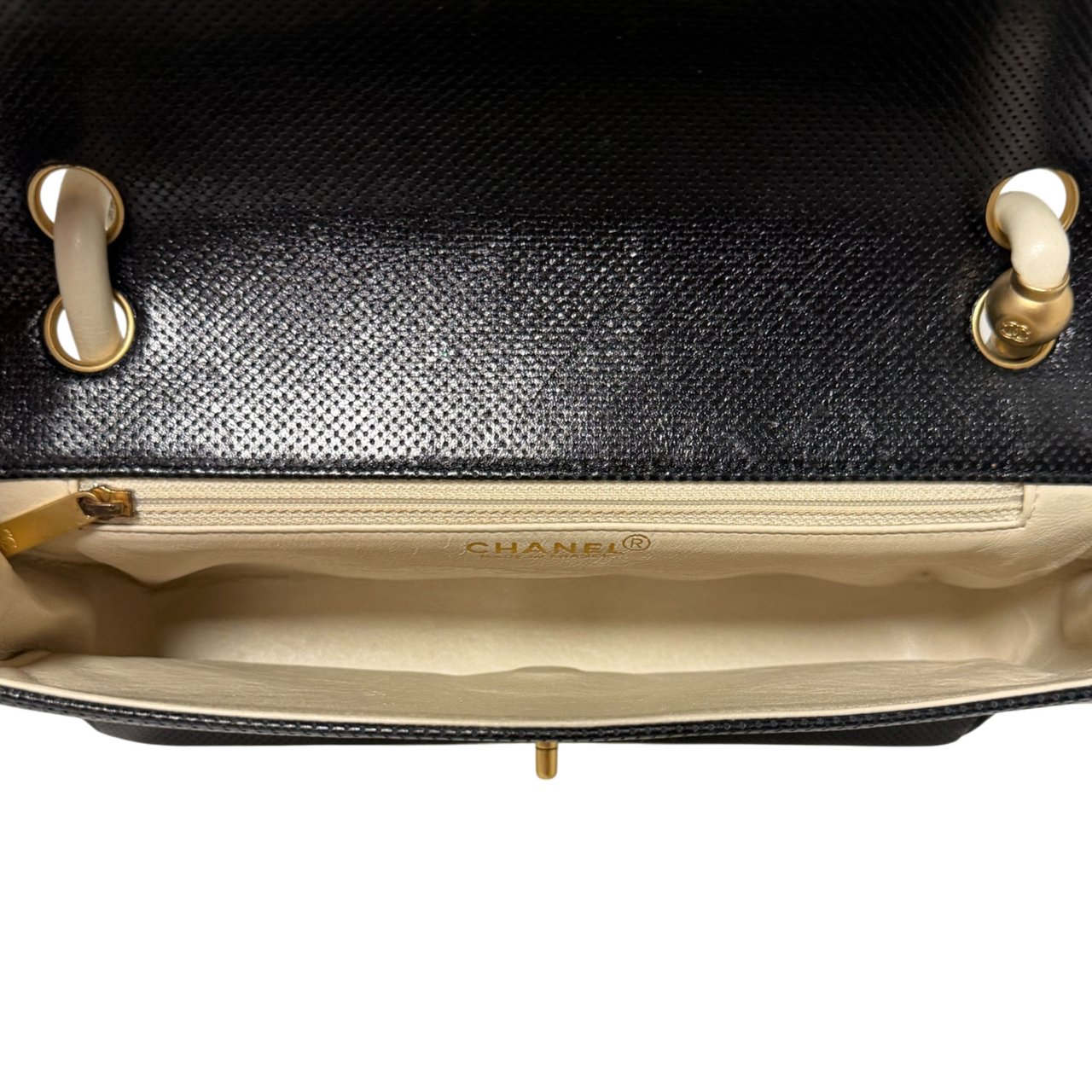 Chanel Single Flap Bag Medium Perforated Lambskin Black/White / very good Zwart