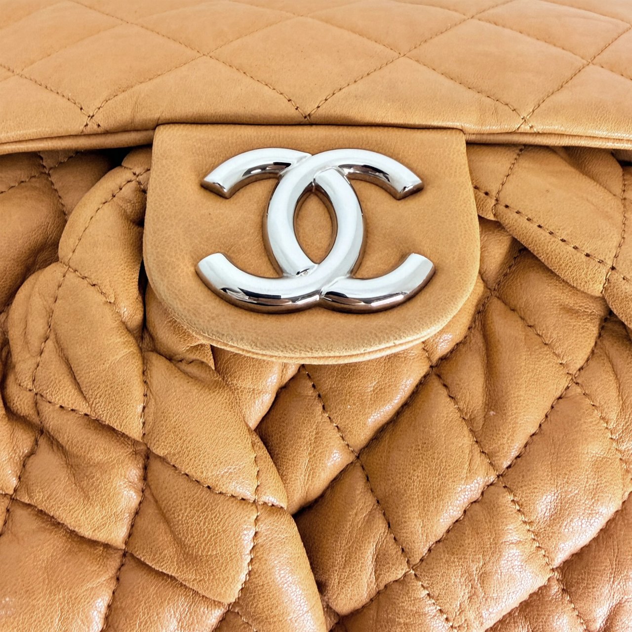 Chanel Chain Around Timeless Flap Bag hellbraun Leder CC-Logo / gut Bruin